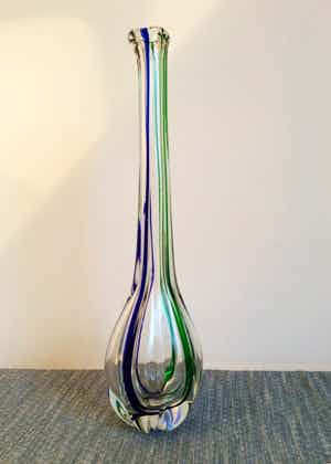 Niet of onleesbaar gesigneerd - vaas met groene en blauwe lijnen verkocht voor € 1!