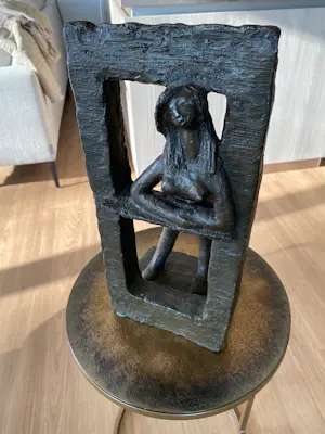 Theo Dobbelman - Meisje leunend van uit de openstaande deur kopen? Bied vanaf 1550!