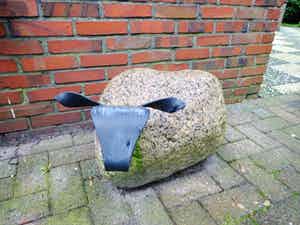 Niet of onleesbaar gesigneerd - Stenen schaap verkocht voor € 1!