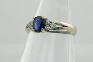 50 - Sierlijke 18Krt witgoud & 0.06ct diamanten ring met ca0.80ct ovalen saffier kopen? Bied vanaf 220!