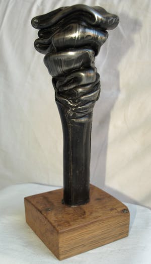 Niet of onleesbaar gesigneerd - Metalen beeld , “Gesmolten…!” – Op hardhouten voet kopen? Bied vanaf 1!