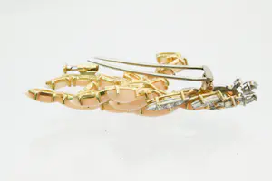 97 - Chique 18 karaat geel gouden Veulen broche met angel skin koraal en diamant kopen? Bied vanaf 3500!
