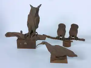 Paul Beckers - Drie sculpturen van ijzer en terracotta, Vogels (Ibis, Oehoe en uiltjes) + boek! kaufen? Bieten Sie von 80!