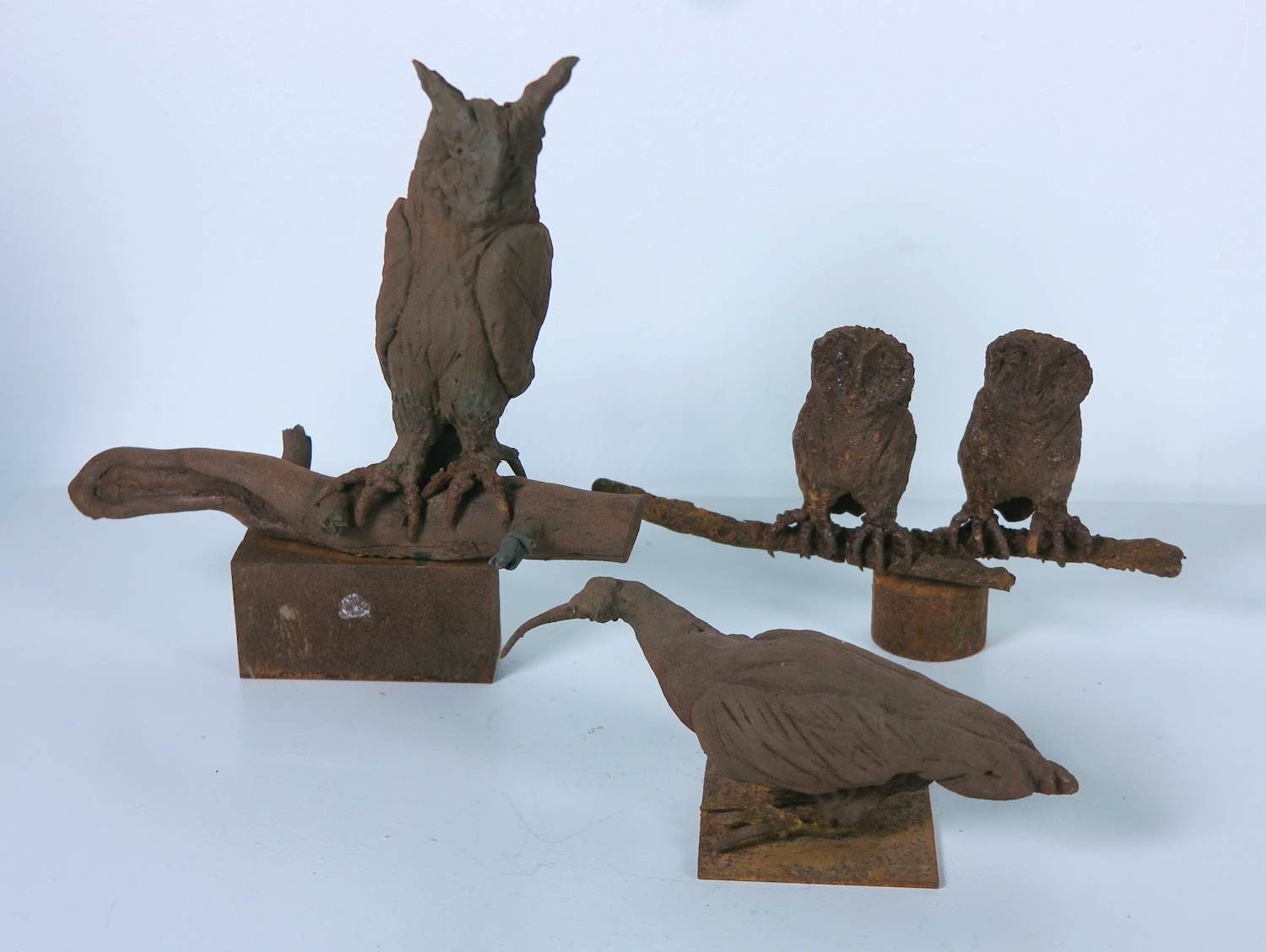 Paul Beckers - Drie sculpturen van ijzer en terracotta, Vogels (Ibis, Oehoe en uiltjes) + boek! kopen? Bied vanaf 250!