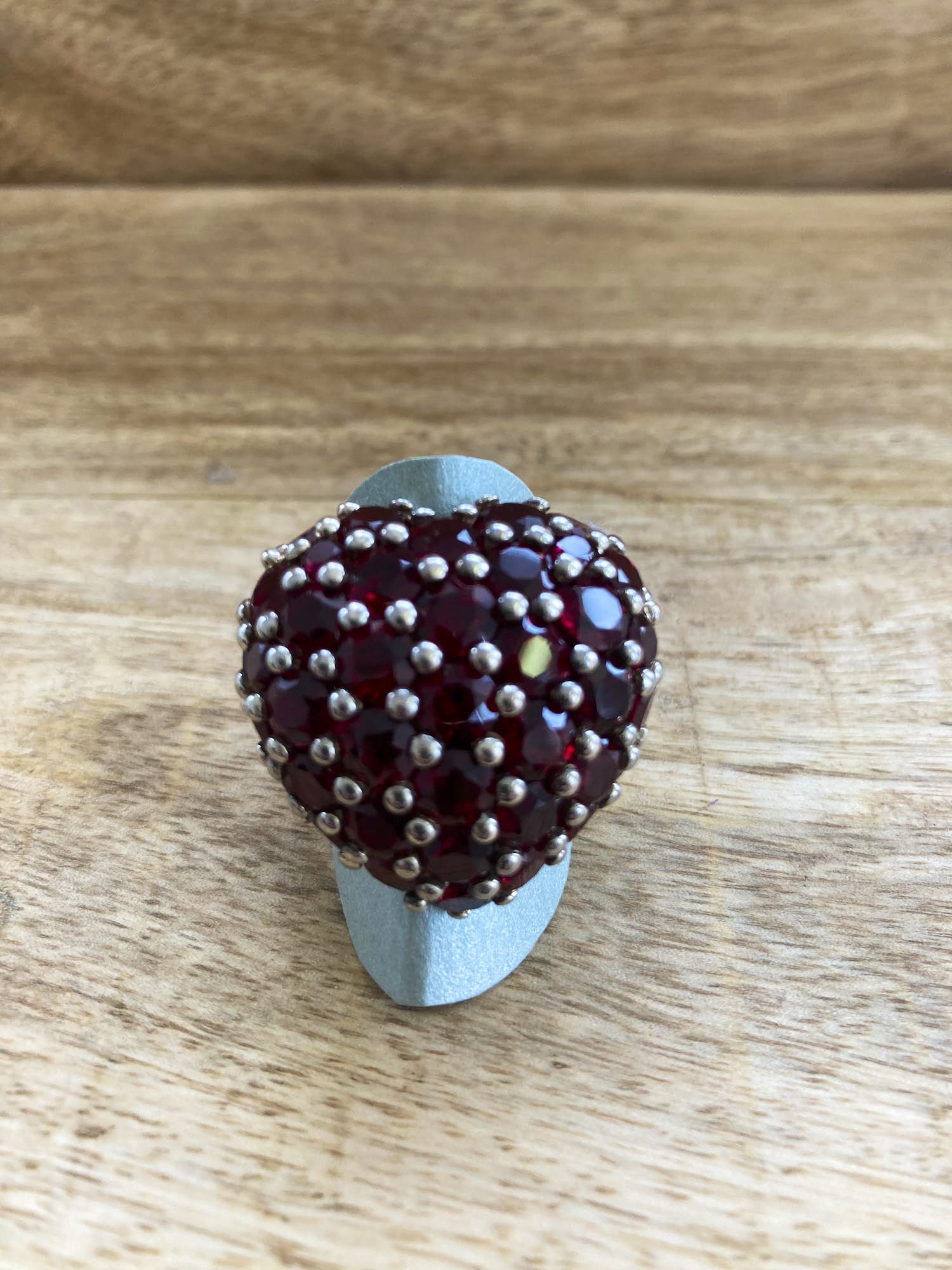 Zilveren hartvormige ring met kleurstenen verkocht voor € 52!