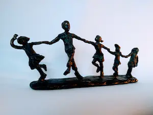 Astrid Veldhuyzen-Koppen - Skulptur von fünf fröhlich tanzenden Kindern, signiert AV im Sockel. kopen? Bied vanaf 25!