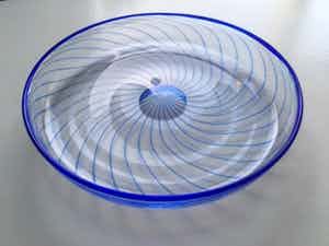 Kosta Boda - Kjell Engman - glazen schaal, gesigneerd verkocht voor € 39!