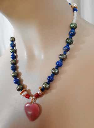 Niet of onleesbaar gesigneerd - Collier van lapis lazuli,parels,koraal,zilver 835 verkocht voor € 1!