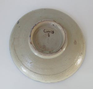 Niet of onleesbaar gesigneerd - Oud Noord Afrikaans of Arabisch aardewerken schaal op voet kopen? Bied vanaf 10!