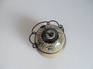 Niet of onleesbaar gesigneerd - Chinees porselein opium potje met decoratie en karakters kopen? Bied vanaf 10!