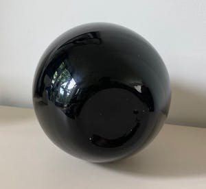 Niet of onleesbaar gesigneerd - Art deco dikwandige zwartglazen vaas kopen? Bied vanaf 1!