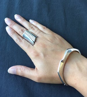 1e gehalte Zilver - zilveren armband gesigneerd door BM en een brede ring kopen? Bied vanaf 30!