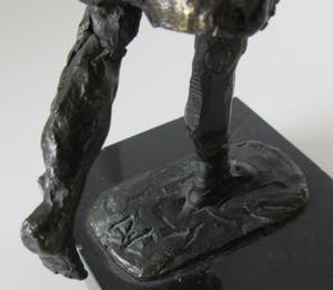 Astrid Veldhuyzen-Koppen - Bronzen Beeld Rennende moeder met kind op haar rug kopen? Bied vanaf 48!