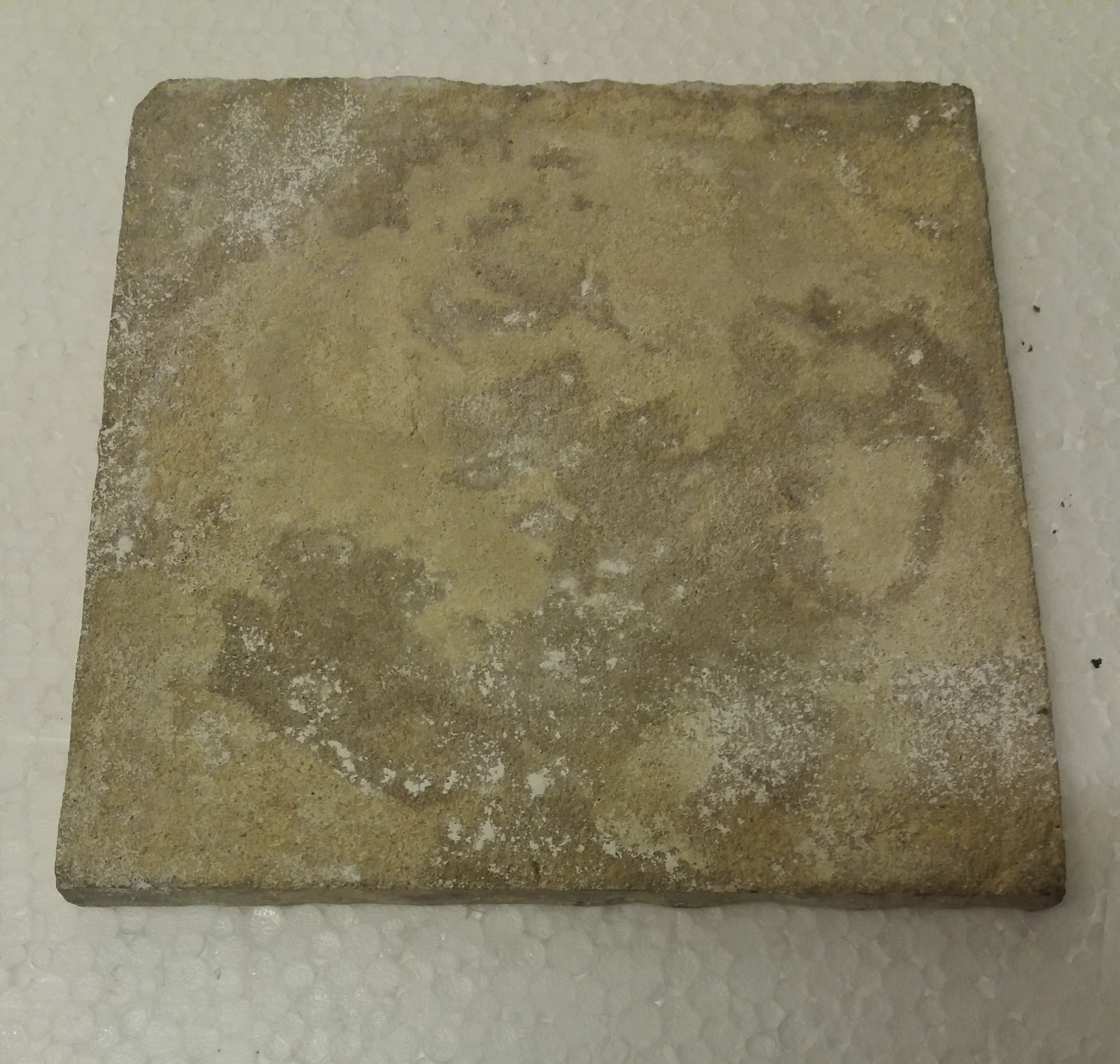 Niet of onleesbaar gesigneerd - Tegel in tinglazuur, met voorstelling: Genes. 4 v 5: Het offer van Kaïn, kopen? Bied vanaf 1!