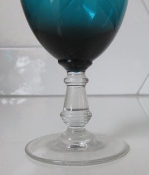 Verre Vieux Chenee - Drie antieke kristallen port of sherry glazen met zeegroene kelk kopen? Bied vanaf 30!