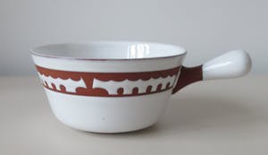 Niet of onleesbaar gesigneerd - Tien aardewerken soepkommen met wit Sgraffito decor kopen? Bied vanaf 1!