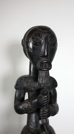 Fang Ntumu - Hout en koper, Zittend mannenfiguur kopen? Bied vanaf 1!