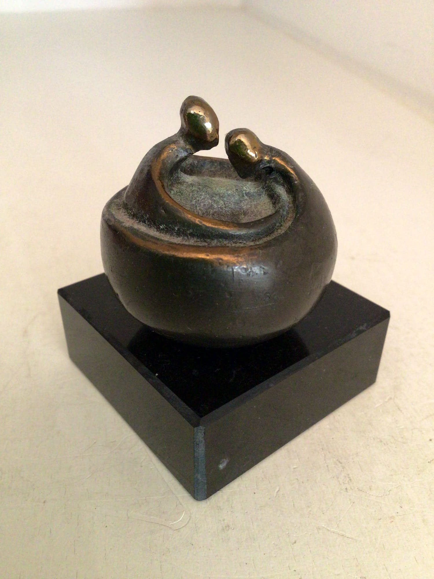 Corry Ammerlaan - Sculptuur “ TAKE CARE “ kopen? Bied vanaf 1!