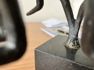 Luise Kött-Gärtner - Prachtig bronzen beeld op zwart marmeren voet. kopen? Bied vanaf 35!