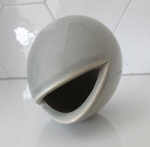 Peter Selhorst - Klein grijs keramisch organisch design vaasje kopen? Bied vanaf 22!