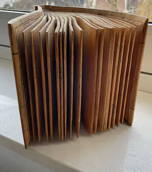 Niet of onleesbaar gesigneerd - Boek van hout kopen? Bied vanaf 1!