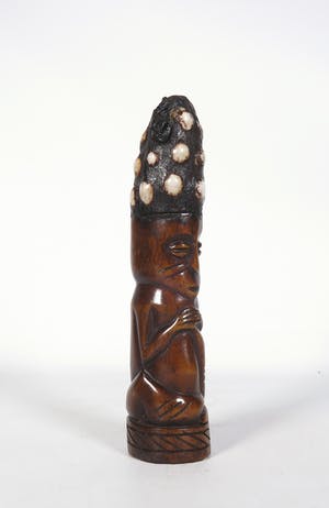 Congo - Benen beeld, gehurkt figuur met kauri-hoed kopen? Bied vanaf 1!