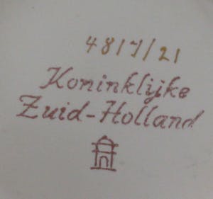 Plateelbakkerij Zuid-Holland - Fifties Platelen Bonbonniere op voet met floraal decor kopen? Bied vanaf 1!