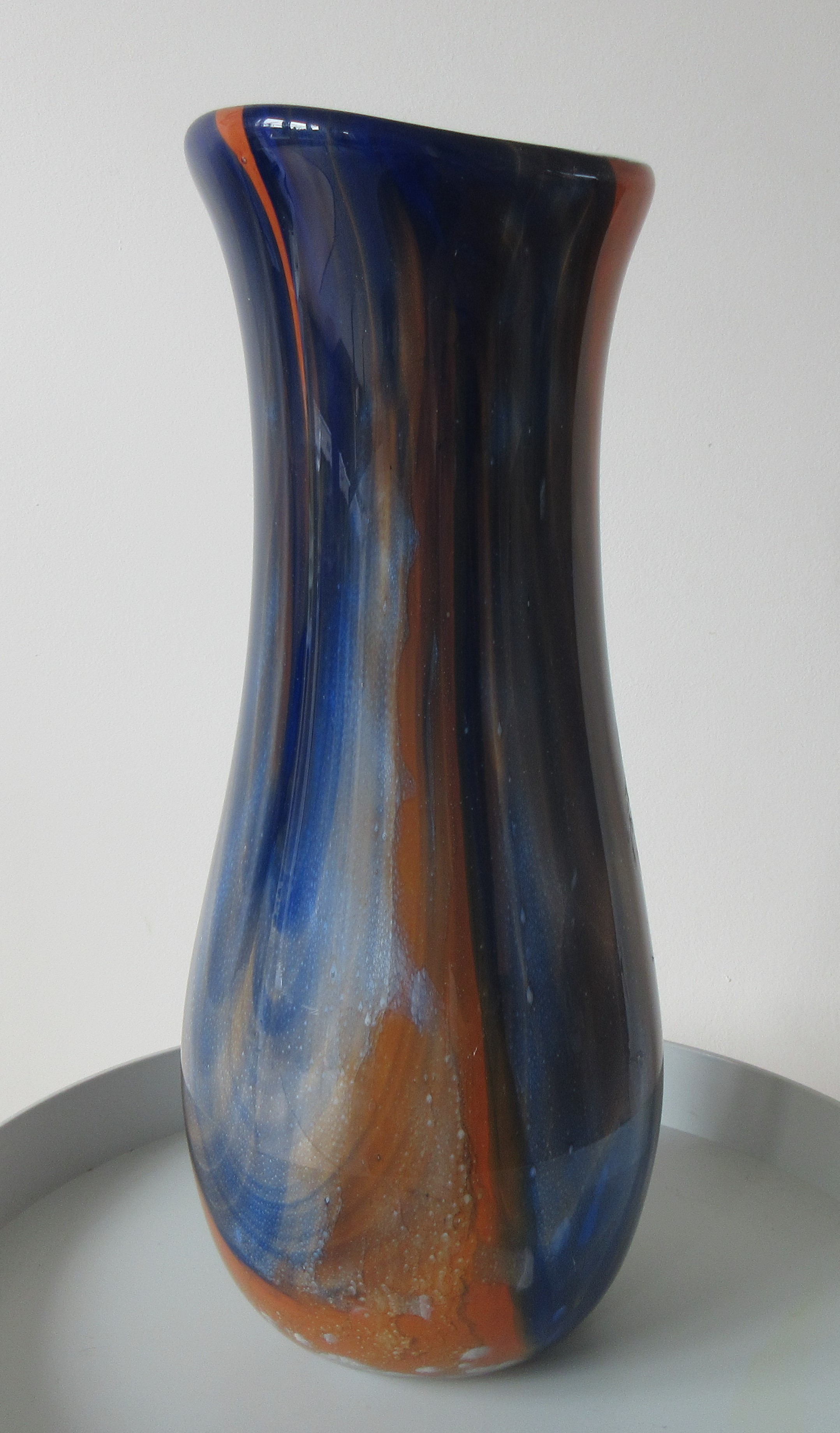 Niet of onleesbaar gesigneerd - Grote studio glazen vaas gesigneerd en gedateerd 2002 verkocht voor € 1!