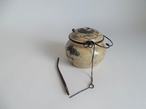 Niet of onleesbaar gesigneerd - Chinees porselein opium potje met decoratie en karakters kopen? Bied vanaf 10!