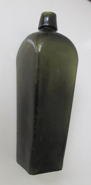 Niet of onleesbaar gesigneerd - Antieke 19e eeuwse groen glazen fles (vierkante voet) kopen? Bied vanaf 1!