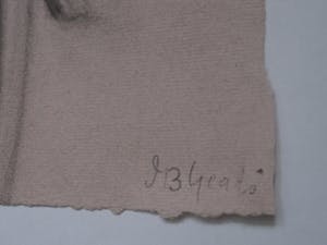 Niet of onleesbaar gesigneerd - Magnifieke rond 1900 gemaakte Houtskooltekening "Meisje leest boek" gesigneerd kopen? Bied vanaf 1!