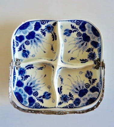 Kunstaardewerkfabriek Regina - Schaal Delfts blauw - Met verzilverd fraai ingesneden hengsel kopen? Bied vanaf 1!