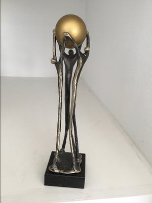 Corry Ammerlaan - Sculptuur “ GEBUNDELDE SAMENWERKING “. Gesigneerd kopen? Bied vanaf 95!