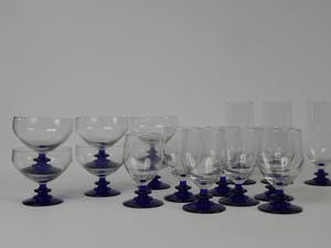 Niet of onleesbaar gesigneerd - 27 Art Deco achtige glazen met blauwe voet kopen? Bied vanaf 1!