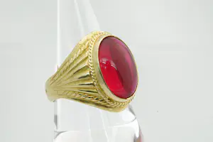 32- Grote Surinaamse mooi bewerkte 18 krt geel gouden kleursteen (rood) ring kopen? Bied vanaf 500!