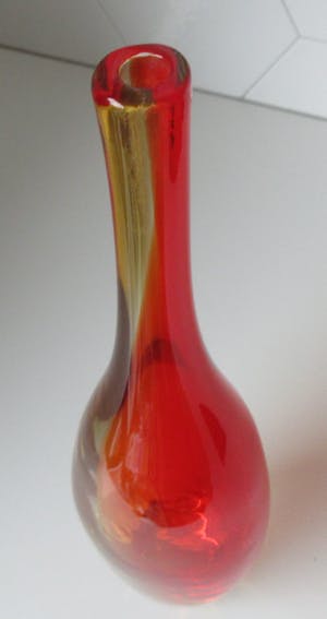 Niet of onleesbaar gesigneerd - Rood gele hand geblazen Flesvaas uit de jaren'50-'60 kopen? Bied vanaf 10!