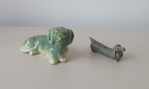 Niet of onleesbaar gesigneerd - Twee keramische teckels kopen? Bied vanaf 1!