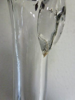Niet of onleesbaar gesigneerd - Elegante decanter / karaf op voet met 6 cognac glazen met verzilverde decoratie. kopen? Bied vanaf 1!
