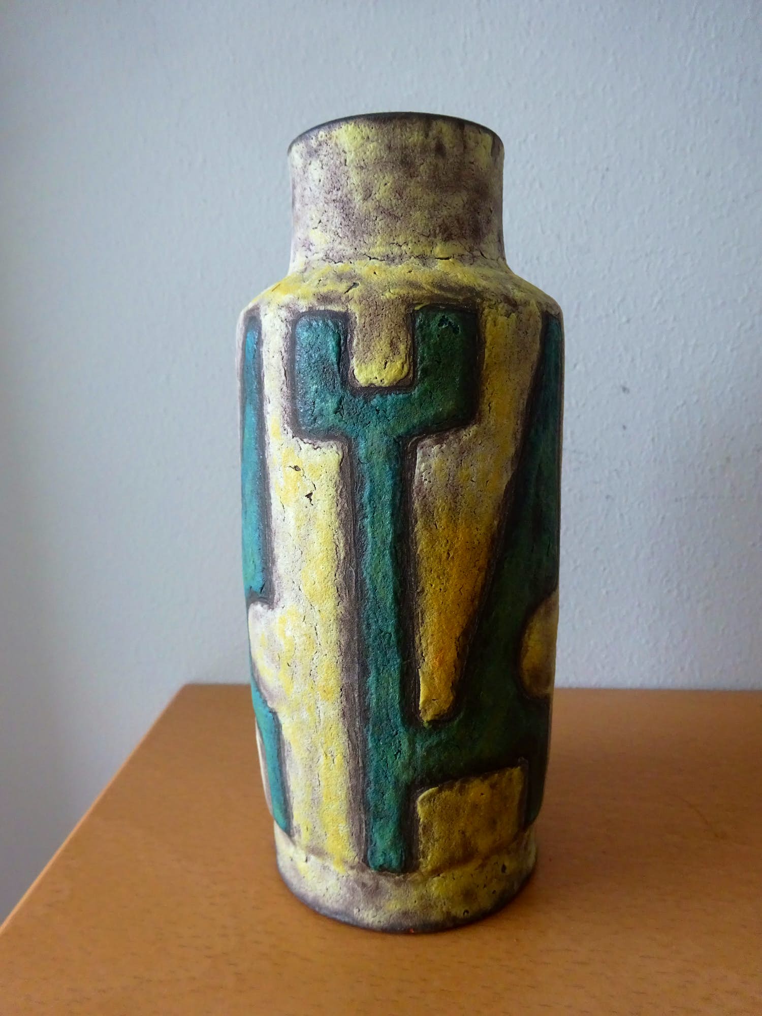 Cor Unum - Ontwerp Jan Schuurkes- steengoed vaas abstracte decoraties verkocht voor € 65!