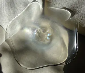 Willem Rozendaal - Tin-craquelé coquille schaal met prachtige iriserende luster kleuren kopen? Bied vanaf 50!