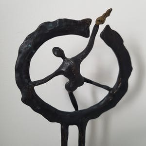 Hans Kuyper - Verbronsd sculptuur op sokkel; Op weg naar het nieuwe. kopen? Bied vanaf 10!