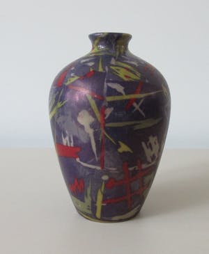 Niet of onleesbaar gesigneerd - Keramisch vaasje met abstract decor kopen? Bied vanaf 1!