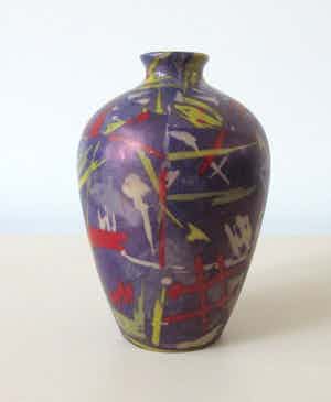 Niet of onleesbaar gesigneerd - Keramisch vaasje met abstract decor verkocht voor € 1!