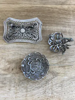 Een Lotje van drie broches geoxideerd en bezet met markasiet kopen? Bied vanaf 1!