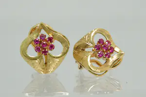 49 - Een paar stijlvolle 18krt gouden dames oorclips met roze steentjes kopen? Bied vanaf 370!