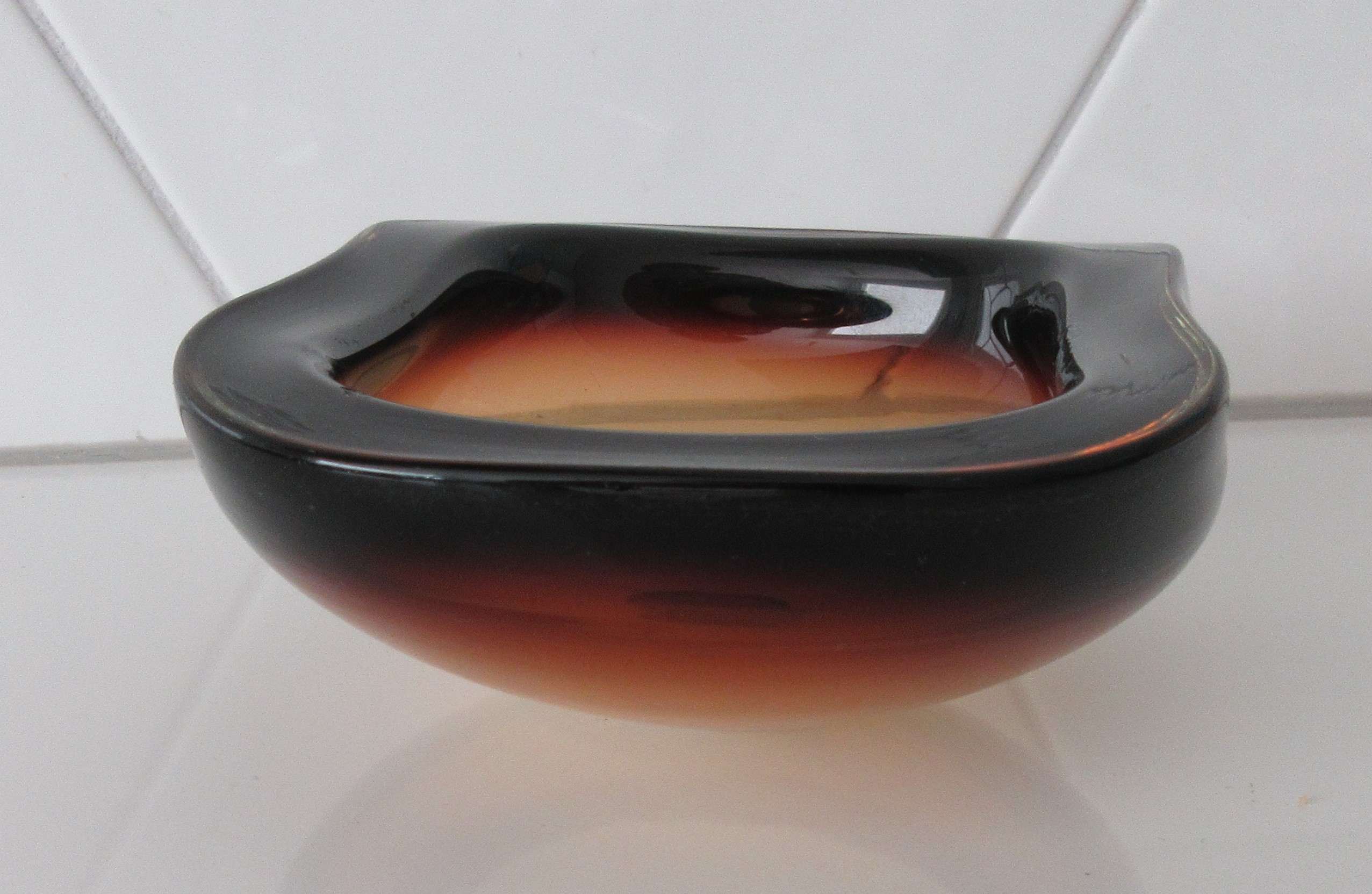 Niet of onleesbaar gesigneerd - Murano amber glazen sommerso vierkant schaaltje kopen? Bied vanaf 1!