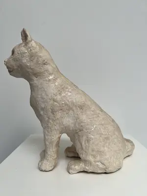 Tine Goudriaan-van Waning - Keramiek sculptuur | 'Zittende poes, blauwe ogen' kopen? Bied vanaf 1!