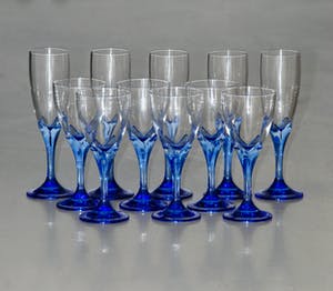 Niet of onleesbaar gesigneerd - 11 Zeldzame vintage saffierblauwe Franse tulp champagneglazen & wijnglazen kopen? Bied vanaf 1!