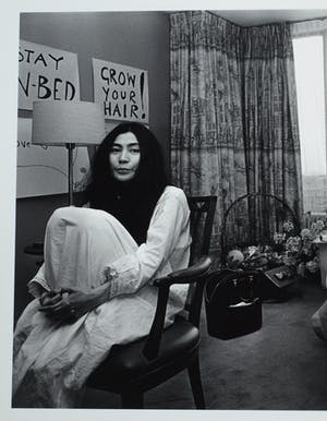 Nico Koster - Foto, John Lennon & Yoko Ono - Hilton Hotel tijdens de 'Bed-in for Peace' in '69 kopen? Bied vanaf 150!