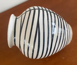 Niet of onleesbaar gesigneerd - Vintage kunstaardewerken vaas met zwart wit decor kopen? Bied vanaf 1!